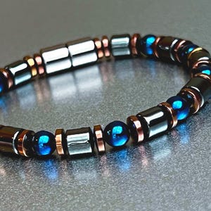 Massivt magnetiskt armband eller halsband, 6 mm trefärgade magnetiska pärlor i mörkgrå, blå och kopparfinish och superstarkt magnetiskt spänne!
