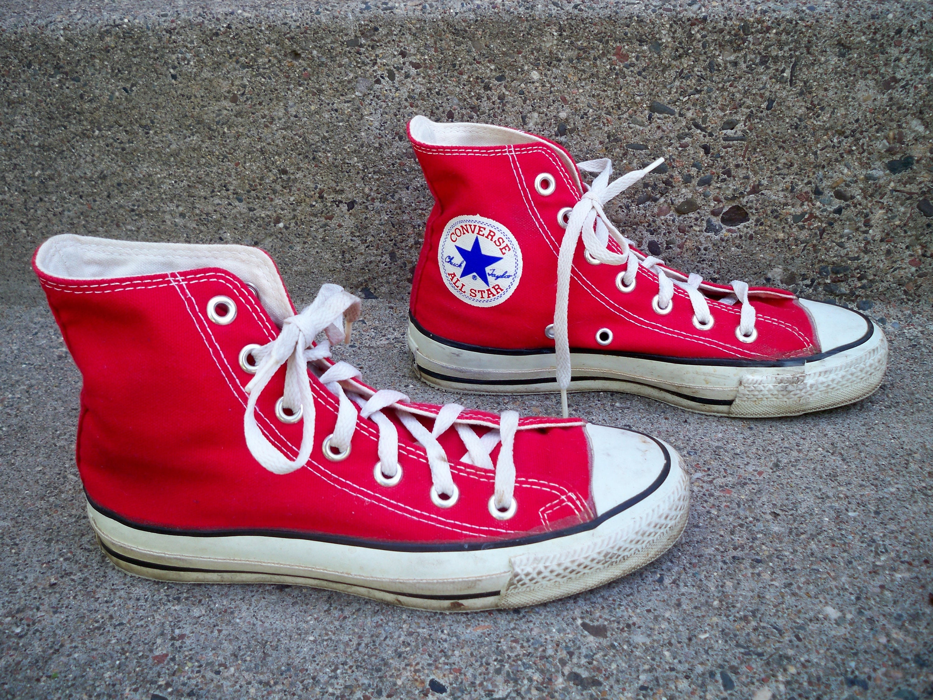 red canvas converse