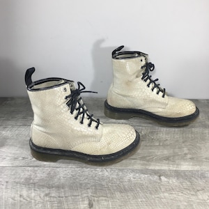 Dr Doc Martens Womens 1460 Python Embossed Smooth Beige Leather Combat Soft Toe Boots Size UK 5 US 7 Docs DMs