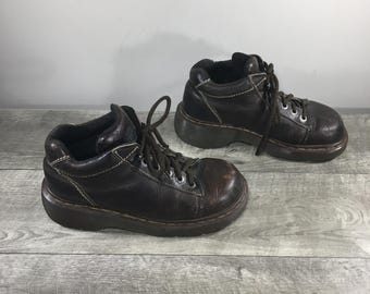 Botas Dr. Martens 8542 vintage de piel marrón con plataforma gruesa, talla UK 6 US 8, fabricadas en Inglaterra. Estilo punk gótico grunge.