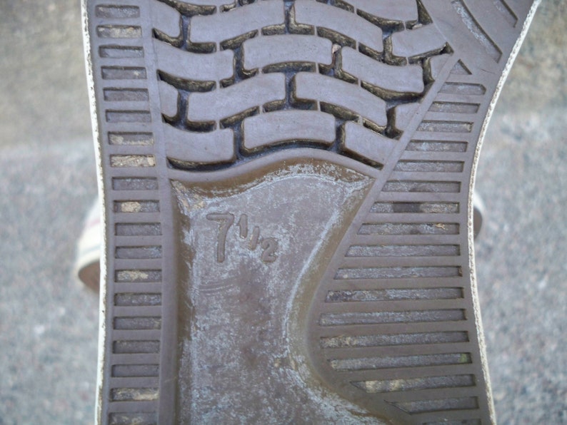 Pode incluir: Close-up da sola de um sapato marrom com uma sola texturizada. O tamanho do sapato est&aacute; marcado com "7 1/2" na sola.