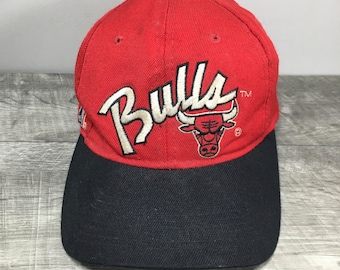 Boné vintage Chicago Bulls Red Script Sports Specialties, tamanho 6 3/4, fabricado na Coreia.