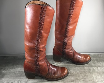 True Vintage 1970er Jahre Frye 8546 Geflochtene Sabrina Kampus Große Braune Westernstiefel Größe 8 Medium Hergestellt in den USA