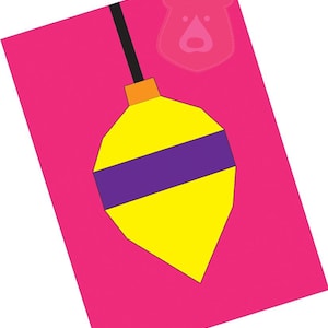 Może przedstawiać: Różowa kartka z żółtą i fioletową ozdobą wiszącą u góry. W prawym górnym rogu kartki znajduje się różowa twarz niedźwiedzia.