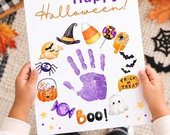 Puede incluir: Una impresión rectangular blanca con el texto Happy Halloween! y Boo! en morado y naranja. Una huella de mano morada central está rodeada por ilustraciones de un sombrero de bruja, maíz dulce, piruleta, araña, calabaza, fantasma y murciélagos.