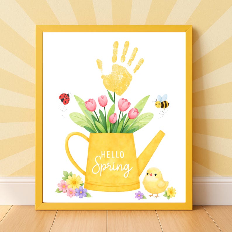 Puede incluir: Un estampado amarillo enmarcado con un tema primaveral. La obra presenta una regadera amarilla con las palabras "Hello Spring", tulipanes, una huella de mano, una mariquita, una abeja y un pollito. El marco es amarillo.