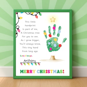 Può includere: Una stampa incorniciata con un bordo verde presenta un disegno di albero di Natale con impronta della mano. L'impronta della mano è verde con punti colorati. Il testo include una poesia, il nome "Anthony" e "BUON NATALE!" in lettere colorate.