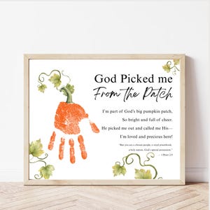 Puede incluir: Una impresión enmarcada con una huella de mano naranja en forma de calabaza con enredaderas y hojas verdes. El texto dice: God Picked me From The Patch, seguido de un poema y el versículo bíblico 1 Pedro 2:9, sobre un fondo blanco.