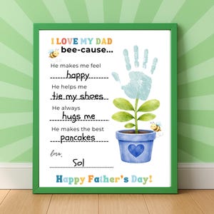 Puede incluir: Un cartel enmarcado para el Día del Padre con un borde verde. El cartel presenta el texto "I LOVE MY DAD bee-cause..." seguido de indicaciones para completar. Una huella de mano está encima de una ilustración de una planta en maceta. Las palabras "Happy Father's Day!" están en la parte inferior.
