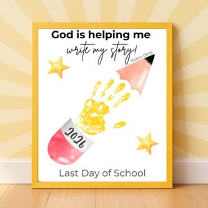 Puede incluir: Una impresión enmarcada con un borde amarillo presenta el texto "¡Dios me está ayudando a escribir mi historia!" y "Último día de escuela". Un diseño de lápiz incluye una huella de mano amarilla y el año "2026". También se incluyen dos estrellas amarillas.