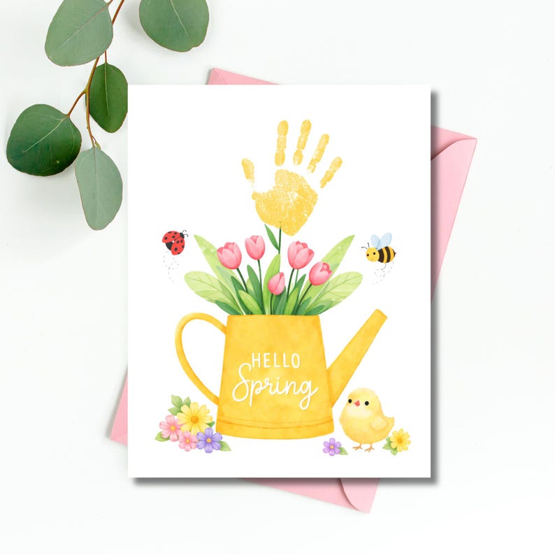 Puede incluir: Una tarjeta de felicitaci&oacute;n con tem&aacute;tica primaveral. La tarjeta presenta una regadera amarilla llena de tulipanes rosas y hojas verdes. Una huella de mano amarilla est&aacute; encima de la regadera. Las palabras "Hello Spring" est&aacute;n escritas en la regadera. Tambi&eacute;n aparecen una mariquita, una abeja y un pollito.
