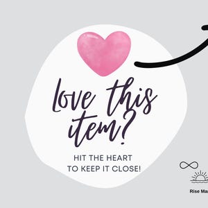 Puede incluir: Gr&aacute;fico con el texto "love this item?" y "Hit the heart to keep it close!" sobre una forma blanca, con un coraz&oacute;n rosa y una flecha negra. El logotipo de Rise Mami est&aacute; en la parte inferior.