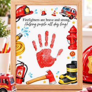 Op de afbeelding: Een ingelijste print met een rode handafdruk in het midden, omringd door illustraties van een brandweerhelm, brandweerwagen, slang, brandkraan, blusser, bijl en laarzen. De tekst luidt: Firefighters are brave and strong, Helping people all day long!
