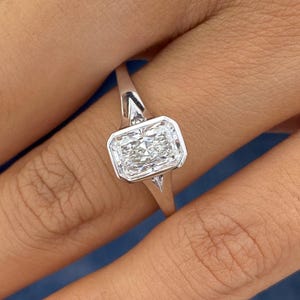 Bague de fiançailles en or blanc 18 carats, sertie d'un diamant de laboratoire taille radiant certifié IGI E/VVS2 de 1 carat, monture clos. Cadeau idéal pour un anniversaire ou un mariage. Bijou de mariage.