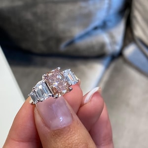 Funkelnder 3.93 Ct schicker rosa Diamant VS1 Verlobungsring, Labradorit mit strahlendem Schliff, Fünf-Stein-Ring, Vorschlagsring aus 14 Karat Weißgold