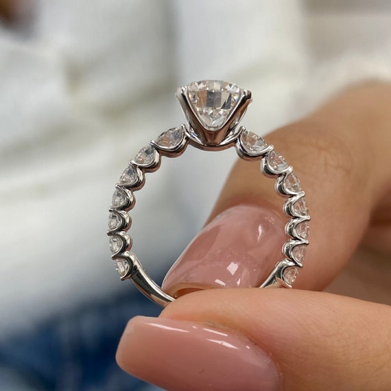 Trio di fedi nuziali da uomo con anello di fidanzamento da donna in oro