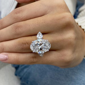 SEHR GROSSER 12 Karat IGI-zertifizierter E / VVS2 Lab Diamant-Verlobungsring, Diamant im OVALEN Schliff mit drei Steinen in 14 Karat Weißgold