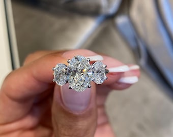Anello di fidanzamento/proposta di matrimonio in oro bicolore 14 carati, anello con tre diamanti, anello con diamante ovale da 3 carati certificato IGI E/VVS2 creato in laboratorio