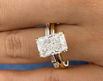 Zestaw obrączek ślubnych z 14-karatowego żółtego złota o masie 3,52 ct, z certyfikatem IGI, diamentami o szlifie promienistym E/VVS2, oprawą laboratoryjną z 4 zębami, okrągłymi kamieniami bocznymi w kształcie bagietki