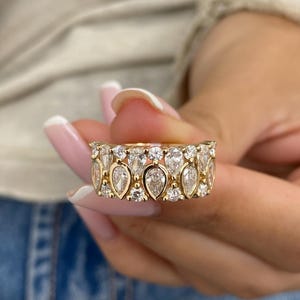 Pierścionek z żółtego złota 14K, obrączka z okrągłym i gruszkowym diamentem, diament o masie 1,6 ct E/VVS2, diament przyjazny dla środowiska, szeroki pierścionek, prezent dla niej
