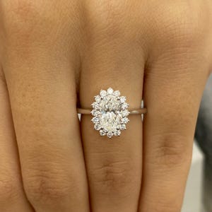Ovalschliff Diamant-Verlobungsring, 14 Karat Weißgold Halo Set Vorschlagring, IGI-zertifizierter E / VVS2 Diamant, Ehering, 1,3 Karat