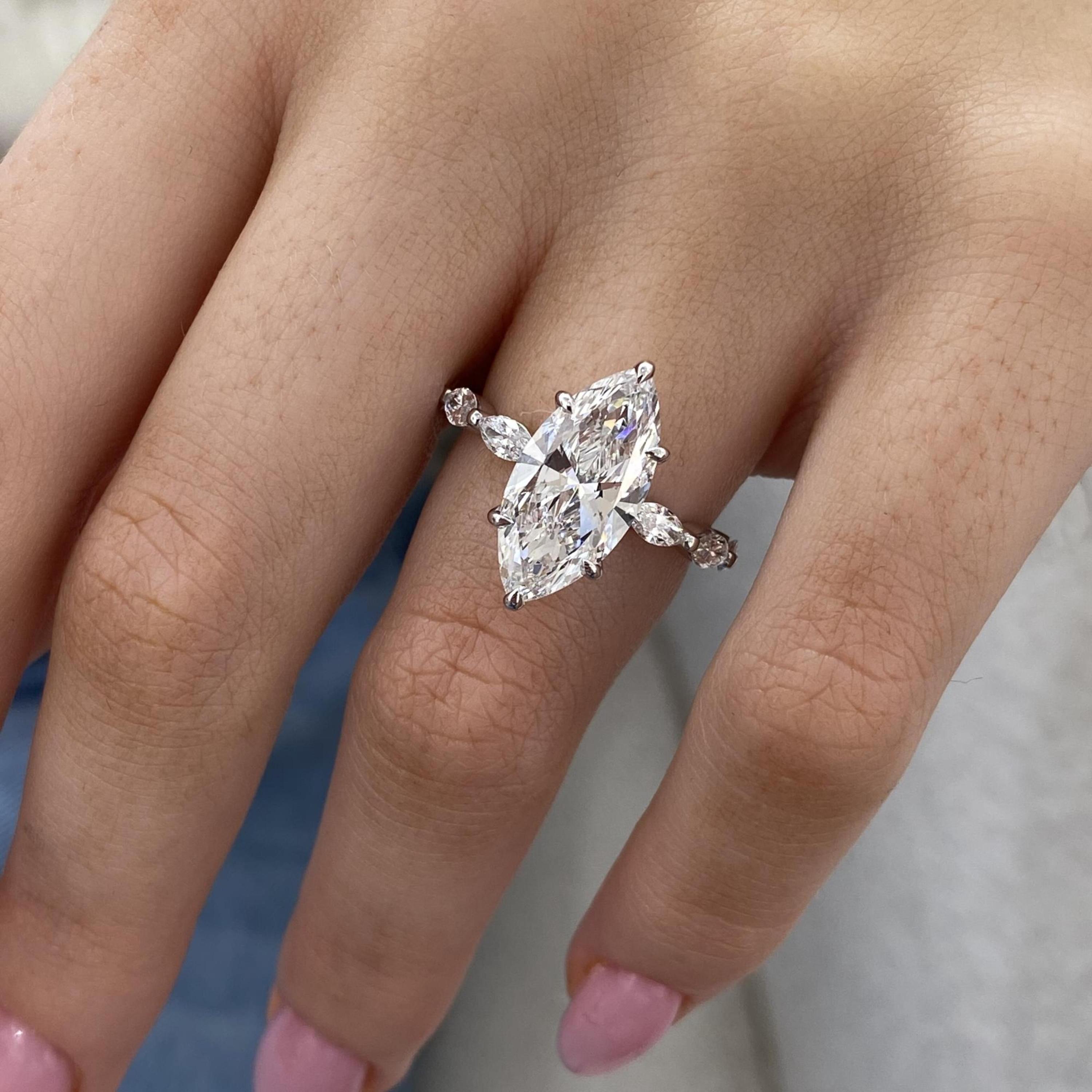 マーキスカットダイヤモンド婚約指輪、鑑定書付き3.70カラットE/VVS2 