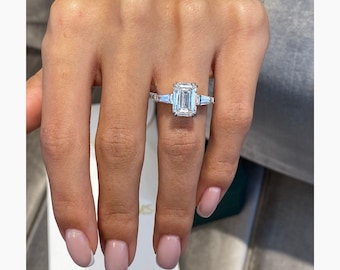 Anillo de compromiso de oro de 14 quilates con diamante talla esmeralda de 4,7 ct, anillo de propuesta de tres piedras con diamantes cultivados en laboratorio E/VVS2 y certificado por IGI.