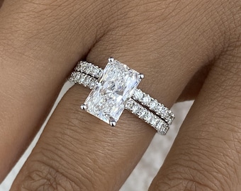 Verlobungsring-Set aus 14-karätigem Weißgold mit einem 3,07 ct IGI-zertifizierten, im Labor hergestellten Diamanten im Radiant-Schliff (E/VVS2) und vier Krappenfassung. Die Seitensteine sind im Rundschliff geschliffen.