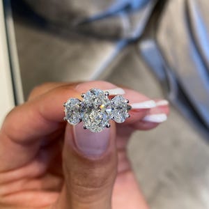 14k zweifarbiger Goldvorschlagring, Verlobungsring, Tri Stone Diamantring, 3,0 Ct IGI-zertifizierter E / VVS2-Diamantring im Ovalschliff