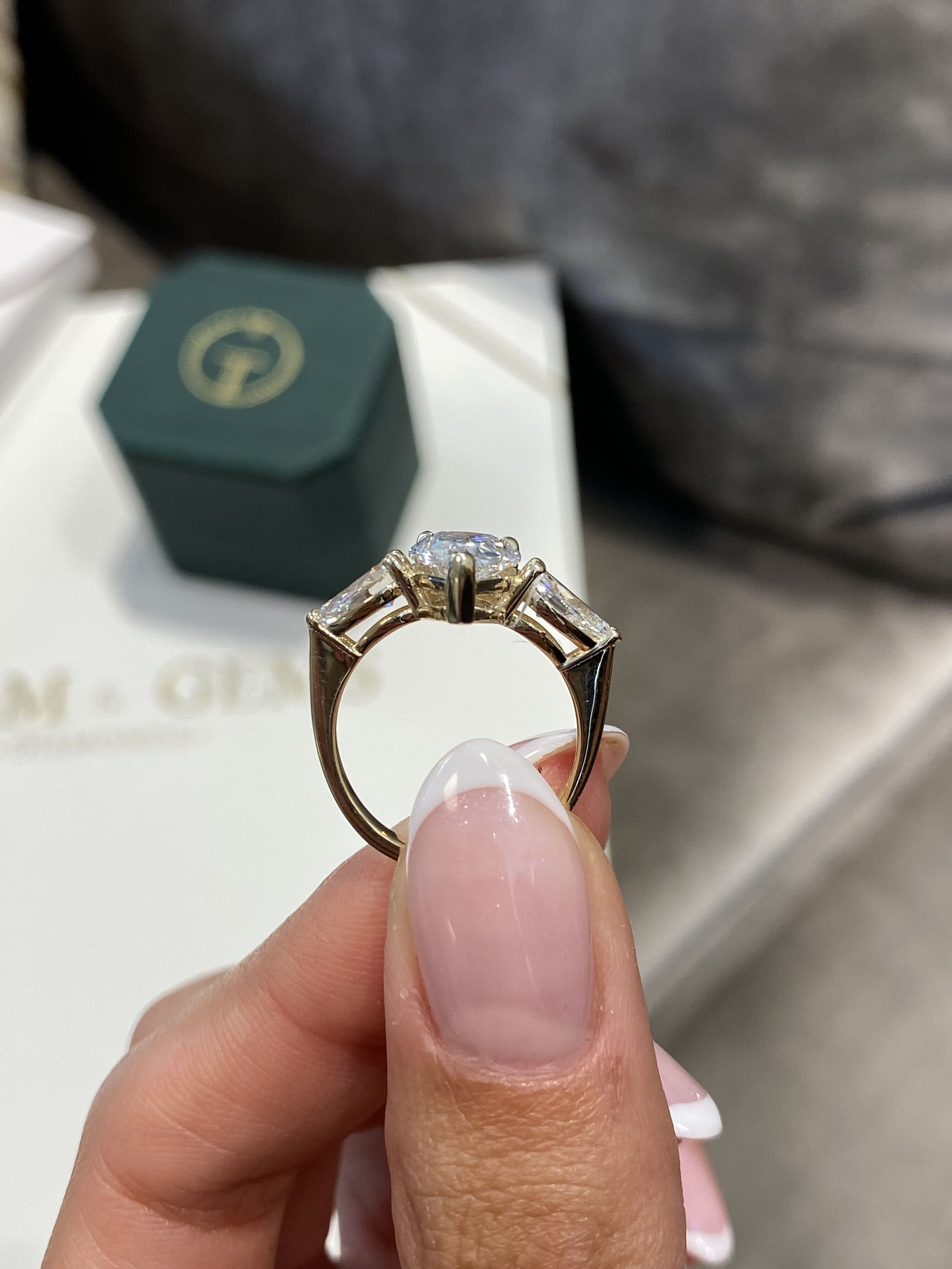 14K デザインリング ストーン3個付き Three Stones Engagement Ring, 14K / 18K Yellow Gold, Tapered