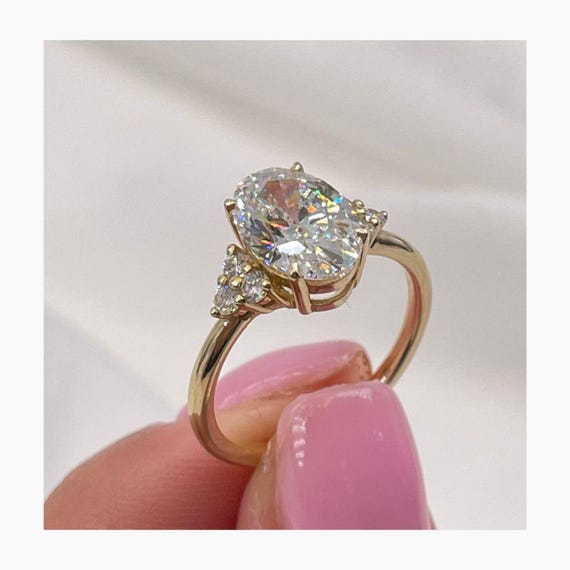 エレガントな14金イエローゴールド婚約指輪、2.7カラットオーバル 