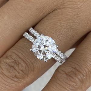 Anillos de compromiso de diamantes redondos creados en laboratorio, de 3,9 ct, con certificación IGI, pureza E/VVS2, engastados en oro blanco de 18 quilates con cuatro puntas y piedras laterales redondas.