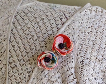 Zestaw 2 butonierek, przypinek kwiatowych, japońskich, antycznych, vintage, z tkaniny kimonowej, czerwonych/różowych/czarnych, idealny na prezent