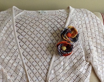 Zestaw 2 butonierek, przypinek kwiatowych, japońskich, antycznych, vintage, z tkaniny kimonowej, czarno-pomarańczowo-żółtej, idealny na prezent