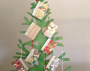 5 ręcznie robionych miniaturowych ozdób świątecznych w formie książek – papier japoński, chiyogami