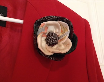 Korsarz, broszki kwiatowe, japońskie, antyczne, vintage, tkanina kimonowa, brązowo-biała, idealny prezent