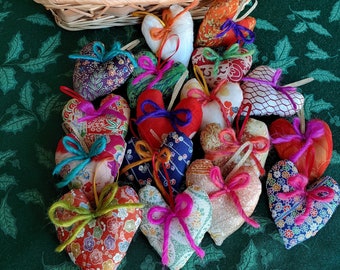 5 ręcznie robionych, mniejszych ozdób choinkowych w kształcie serca - antyczne tkaniny kimonowe