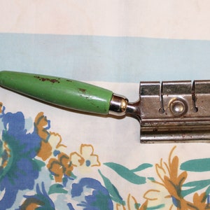 Knife Sharpener, Handheld knive sharpener, Green Handle, 1930s bild 2
