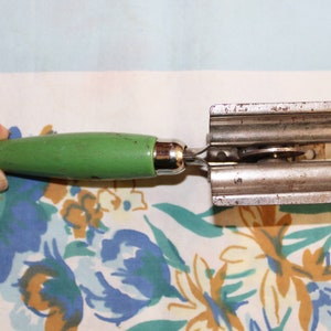 Knife Sharpener, Handheld knive sharpener, Green Handle, 1930s bild 4