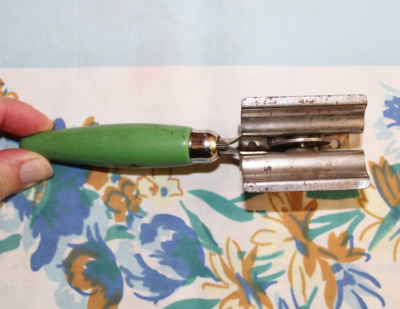 Knife Sharpener, Handheld knive sharpener, Green Handle, 1930s bild 4