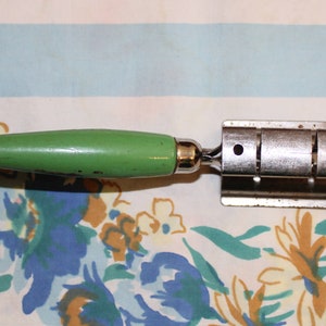 Knife Sharpener, Handheld knive sharpener, Green Handle, 1930s bild 3