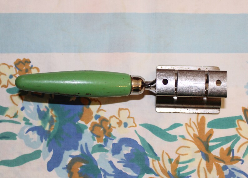 Knife Sharpener, Handheld knive sharpener, Green Handle, 1930s bild 3