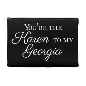 Könnte beinhalten: Schwarze Reißverschlusstasche mit weißem Text, der "You're the Karen to my Georgia" lautet.