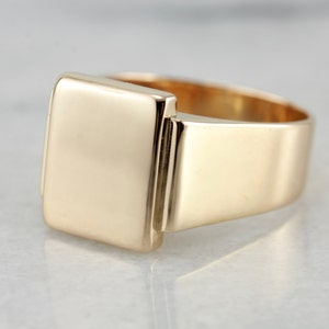 Hefty Men&#39;s Signet Ring Crafted of Fine Gold ELQNP9-P
