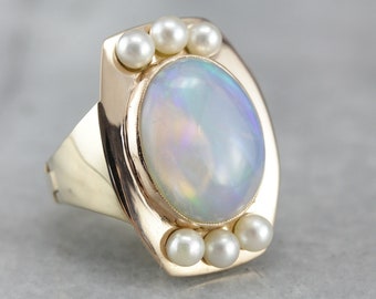 Anello vintage con opale etiope, oro giallo 14 carati, dettagli in perla