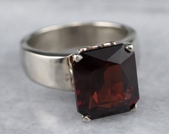 Anillo solitario de oro blanco de 14 quilates con granate talla cojín, piedra natal de enero.