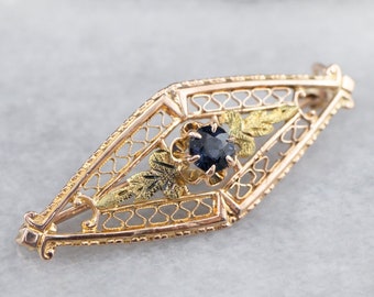 Broche Art Nouveau em ouro filigranado 10K com safira, alfinete antigo