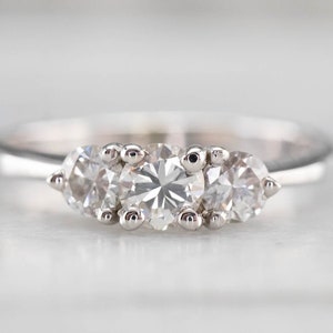Drei Stein Diamant Verlobungsring, Weißgold Diamant-Ring, Diamant-Jubiläum, Verlobungsring, Stapelring CFV9A50E