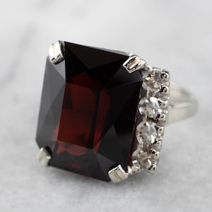 Anello vintage in oro bianco 14 carati con granato, accento di diamanti, pietra portafortuna del mese di gennaio