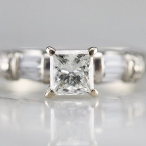 Anello di fidanzamento con diamante taglio principessa, oro bianco 14 carati, accenti baguette